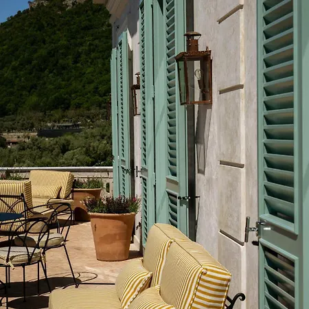 Artemisia Villa